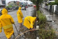 TRC Dinas PUPR Padang melakukan pengecekan saluran air dan drainase jalan di kawasan Simpang Haru Padang. (Foto: Prokopim Padang)