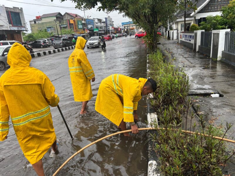 TRC Dinas PUPR Padang melakukan pengecekan saluran air dan drainase jalan di kawasan Simpang Haru Padang. (Foto: Prokopim Padang)