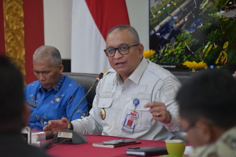 Pj Wali Kota Padang Andree Algamar saat Rapat Persiapan Program MBG di Rumah Dinas Wali Kota Padang, Kamis (16/1/2025). (Foto: Prokopim Padang)
