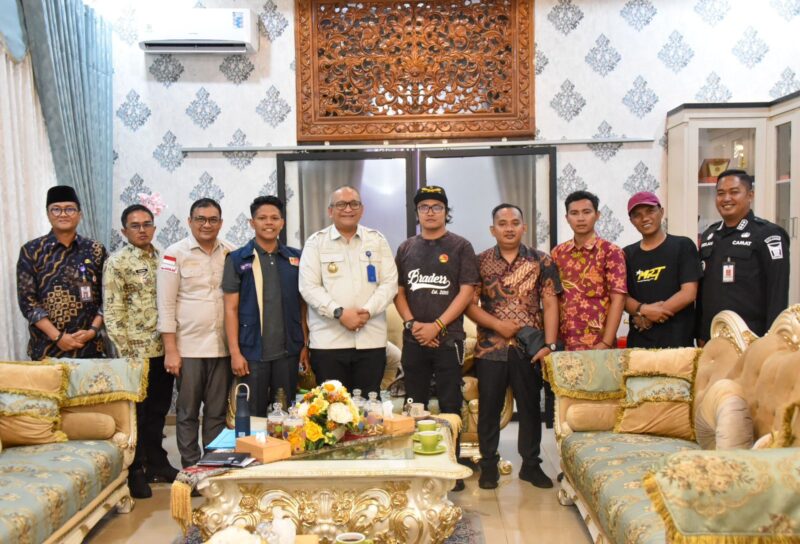 Pj Wali Kota Padang Andree Algamar menerima audiensi dari Panitia TBSS di Rumah Dinas Wali Kota Padang, Kamis (16/1/2025). (Foto: Prokopim Padang)
