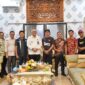 Pj Wali Kota Padang Andree Algamar menerima audiensi dari Panitia TBSS di Rumah Dinas Wali Kota Padang, Kamis (16/1/2025). (Foto: Prokopim Padang)