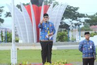 Pj Wali Kota Padang Andree Algamar memimpin upacara bulanan perdana ASN di Lapangan Upacara Kantor Balai Kota Aie Pacah, Jumat (17/1/2025). (Foto: Prokopim Padang)