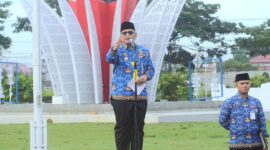 Pj Wali Kota Padang Andree Algamar memimpin upacara bulanan perdana ASN di Lapangan Upacara Kantor Balai Kota Aie Pacah, Jumat (17/1/2025). (Foto: Prokopim Padang)