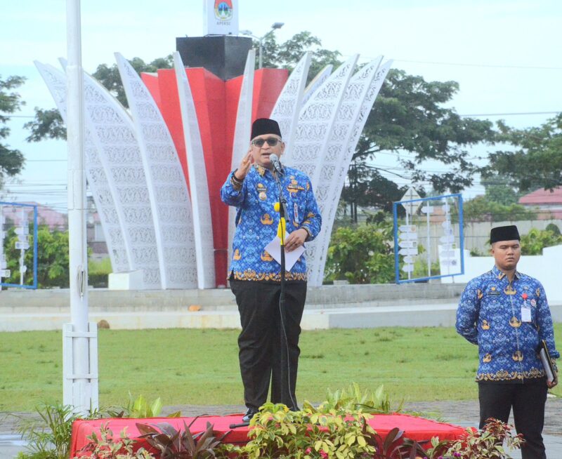 Pj Wali Kota Padang Andree Algamar memimpin upacara bulanan perdana ASN di Lapangan Upacara Kantor Balai Kota Aie Pacah, Jumat (17/1/2025). (Foto: Prokopim Padang)