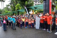 Penjabat (Pj) Wali Kota Padang Andree Algamar melepas kegiatan jalan santai yang diselenggarakan oleh SD Agnes, Sabtu (18/1/2025). (Foto: Prokopim Padang)