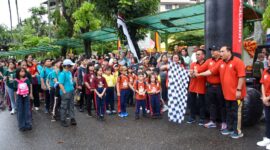 Penjabat (Pj) Wali Kota Padang Andree Algamar melepas kegiatan jalan santai yang diselenggarakan oleh SD Agnes, Sabtu (18/1/2025). (Foto: Prokopim Padang)