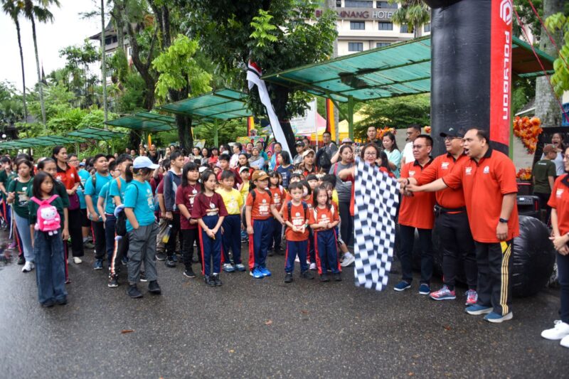 Penjabat (Pj) Wali Kota Padang Andree Algamar melepas kegiatan jalan santai yang diselenggarakan oleh SD Agnes, Sabtu (18/1/2025). (Foto: Prokopim Padang)
