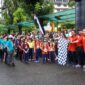 Penjabat (Pj) Wali Kota Padang Andree Algamar melepas kegiatan jalan santai yang diselenggarakan oleh SD Agnes, Sabtu (18/1/2025). (Foto: Prokopim Padang)