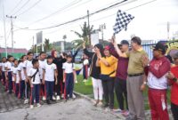 Pj Wali Kota Padang Andree Algamar melepas jalan santai TK dan SMP Tirtonadi di kawasan Sungai Batang Arau, Minggu (19/1/2025). (Foto: Prokopim Padang)