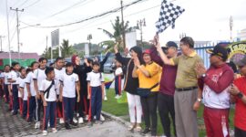 Pj Wali Kota Padang Andree Algamar melepas jalan santai TK dan SMP Tirtonadi di kawasan Sungai Batang Arau, Minggu (19/1/2025). (Foto: Prokopim Padang)