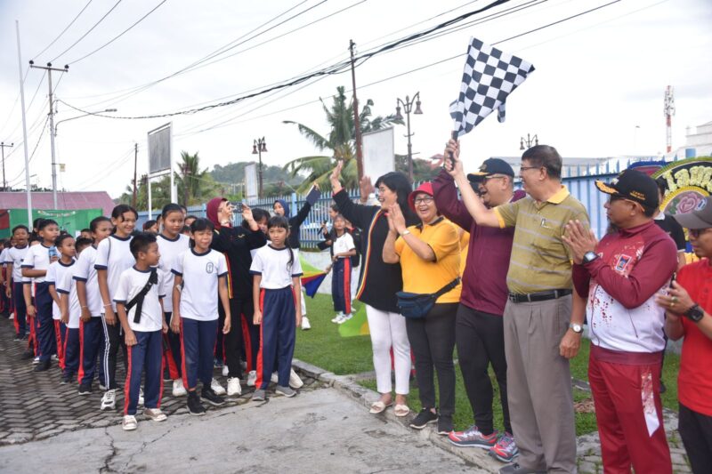 Pj Wali Kota Padang Andree Algamar melepas jalan santai TK dan SMP Tirtonadi di kawasan Sungai Batang Arau, Minggu (19/1/2025). (Foto: Prokopim Padang)