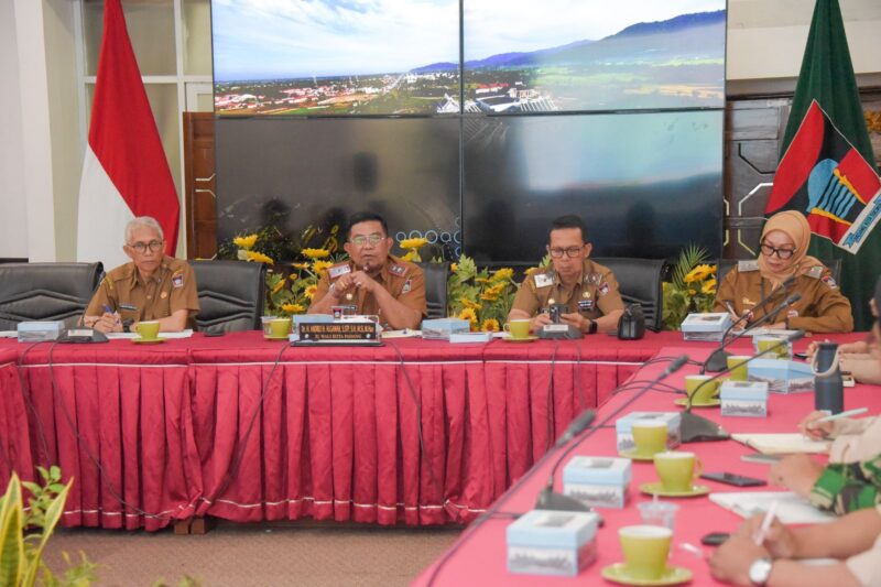 Satgas MBG Padang menggelar Rapat Koordinasi di Gedung Putih Rumah Dinas Wali Kota Padang, Selasa (21/1/2025). (Foto: Prokopim Padang)