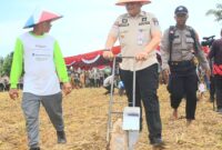 Pj Wali Kota Padang Andree Algamar mengikuti aksi penanaman bibit jagung di lahan perkebunan Kelompok Tani Jambu Aie, Kelurahan Padang Sarai, Kecamatan Koto Tangah, Selasa (21/1/2024). (Foto: Prokopim Padang)