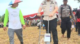 Pj Wali Kota Padang Andree Algamar mengikuti aksi penanaman bibit jagung di lahan perkebunan Kelompok Tani Jambu Aie, Kelurahan Padang Sarai, Kecamatan Koto Tangah, Selasa (21/1/2024). (Foto: Prokopim Padang)