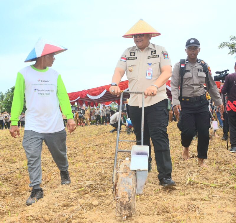 Pj Wali Kota Padang Andree Algamar mengikuti aksi penanaman bibit jagung di lahan perkebunan Kelompok Tani Jambu Aie, Kelurahan Padang Sarai, Kecamatan Koto Tangah, Selasa (21/1/2024). (Foto: Prokopim Padang)