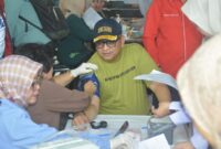 Pj Wali Kota Padang Andree Algamar mengikuti donor darah di Kantor Balai Kota Aie Pacah, Rabu (22/1/2025). (Foto: Prokopim Padang)