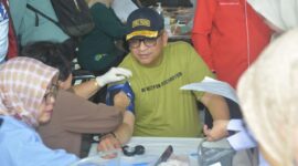 Pj Wali Kota Padang Andree Algamar mengikuti donor darah di Kantor Balai Kota Aie Pacah, Rabu (22/1/2025). (Foto: Prokopim Padang)