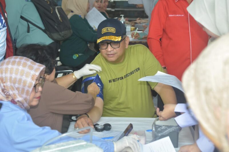 Pj Wali Kota Padang Andree Algamar mengikuti donor darah di Kantor Balai Kota Aie Pacah, Rabu (22/1/2025). (Foto: Prokopim Padang)
