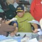 Pj Wali Kota Padang Andree Algamar mengikuti donor darah di Kantor Balai Kota Aie Pacah, Rabu (22/1/2025). (Foto: Prokopim Padang)