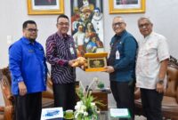 Penjabat (Pj) Wali Kota Padang Andree Algamar menyerahkan cenderamata kepada Kepala BPJS Ketenagakerjaan Cabang Padang Muhammad Syahrul. (Foto: Prokopim Padang)