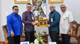 Penjabat (Pj) Wali Kota Padang Andree Algamar menyerahkan cenderamata kepada Kepala BPJS Ketenagakerjaan Cabang Padang Muhammad Syahrul. (Foto: Prokopim Padang)