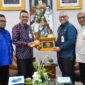 Penjabat (Pj) Wali Kota Padang Andree Algamar menyerahkan cenderamata kepada Kepala BPJS Ketenagakerjaan Cabang Padang Muhammad Syahrul. (Foto: Prokopim Padang)