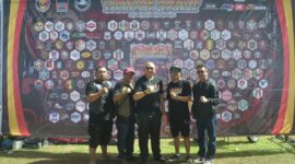 Pj Wali Kota Padang Andree Algamar bersama komunitas pecinta Vespa dalam acara TBSS ke-30, di Pantai Pasir Jambak, Minggu (26/1/2025). (Foto: Prokopim Padang)