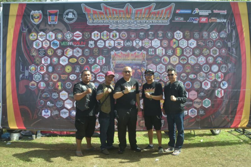 Pj Wali Kota Padang Andree Algamar bersama komunitas pecinta Vespa dalam acara TBSS ke-30, di Pantai Pasir Jambak, Minggu (26/1/2025). (Foto: Prokopim Padang)