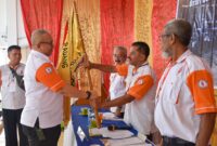 Demisioner Ketua ORARI Kota Padang Andree Algamar menyerahkan bendera pataka kepada Pimpinan Sidang Musyawarah ORARI Padang Guswandi. (Foto: Prokopim Padang)