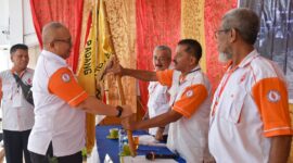 Demisioner Ketua ORARI Kota Padang Andree Algamar menyerahkan bendera pataka kepada Pimpinan Sidang Musyawarah ORARI Padang Guswandi. (Foto: Prokopim Padang)