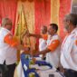 Demisioner Ketua ORARI Kota Padang Andree Algamar menyerahkan bendera pataka kepada Pimpinan Sidang Musyawarah ORARI Padang Guswandi. (Foto: Prokopim Padang)