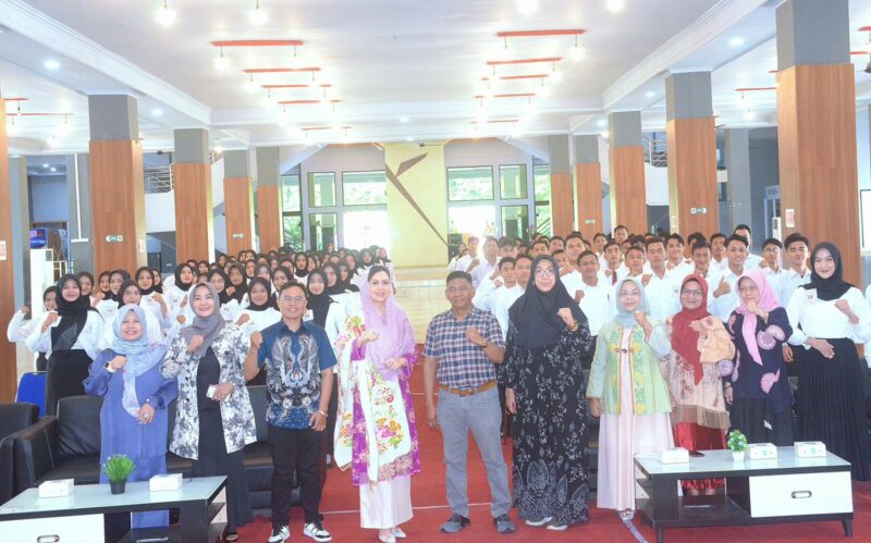 Pj Ketua Dekranasda Kota Padang Ny. Vanny Andree Algamar membuka pemilihan Uda Uni Duta Wisata Kota Padang Tahun 2025 di Gedung Bagindo Aziz Chan Youth Center, Senin (27/1/2025). (Foto: Prokopim Padang)
