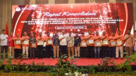 Pj Wako Padang Andree Algamar mengapresiasi KPU Padang saat rapat konsolidasi dan evaluasi Pilkada Serentak 2024 bersama PPK dan PPS se-Kota Padang, Senin (27/1/2025). (Foto: Prokopim Padang)