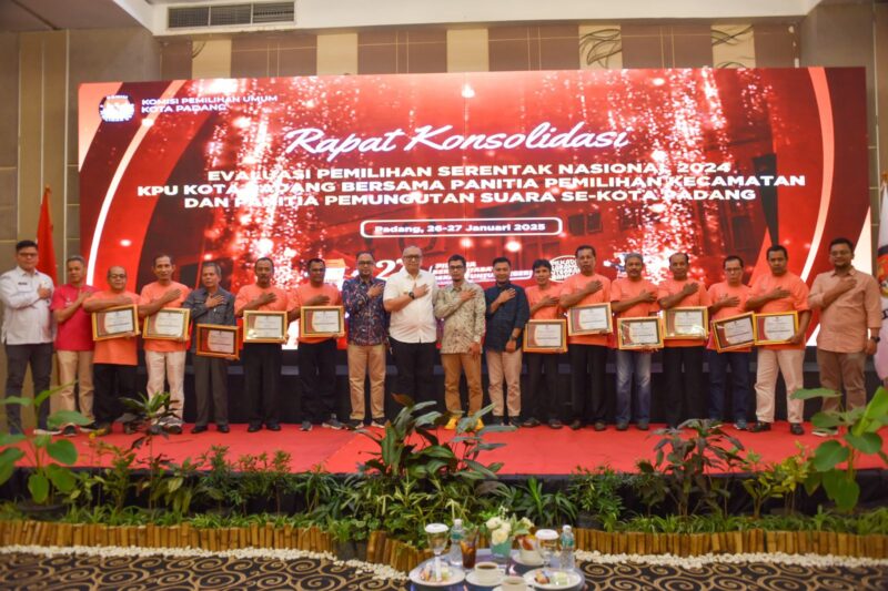 Pj Wako Padang Andree Algamar mengapresiasi KPU Padang saat rapat konsolidasi dan evaluasi Pilkada Serentak 2024 bersama PPK dan PPS se-Kota Padang, Senin (27/1/2025). (Foto: Prokopim Padang)