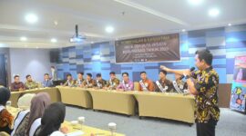Finalis Uni dan Uda Duta Wisata Kota Padang tahun 2025 mengikuti pembekalan dan karantina di Hotel Mercure, Kamis (30/5/2025). (Foto: Prokopim Padang)