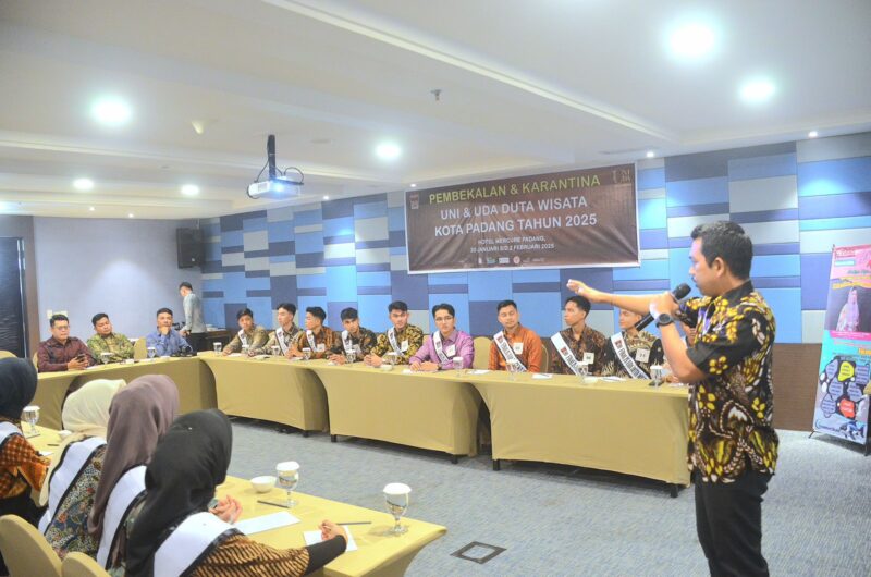 Finalis Uni dan Uda Duta Wisata Kota Padang tahun 2025 mengikuti pembekalan dan karantina di Hotel Mercure, Kamis (30/5/2025). (Foto: Prokopim Padang)