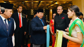 Kedatangan Presiden RI, Prabowo Subianto di New Delhi, India, Kamis malam (23/1/2025) disambut antusias oleh para mahasiswa Indonesia di India. (Foto: BPMI Setpres/Laily Rachev)