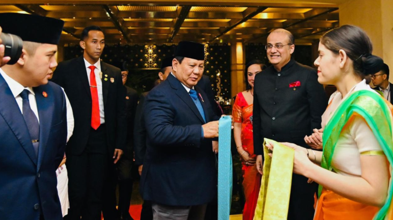 Kedatangan Presiden RI, Prabowo Subianto di New Delhi, India, Kamis malam (23/1/2025) disambut antusias oleh para mahasiswa Indonesia di India. (Foto: BPMI Setpres/Laily Rachev)