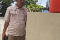 Camat Lubeg Nofiandi Amir meninjau pembangunan sumur bor di Kecamatan Lubuk Begalung. (Foto: Ist)