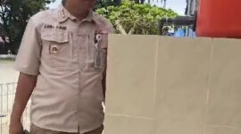 Camat Lubeg Nofiandi Amir meninjau pembangunan sumur bor di Kecamatan Lubuk Begalung. (Foto: Ist)