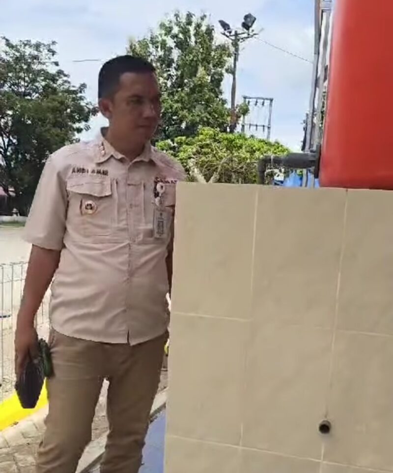 Camat Lubeg Nofiandi Amir meninjau pembangunan sumur bor di Kecamatan Lubuk Begalung. (Foto: Ist)