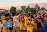 Turnamen Sepak Bola Palapa Cup II 2025 di Lubuk Begalung resmi ditutup oleh Camat Lubeg. (Foto: Ist)