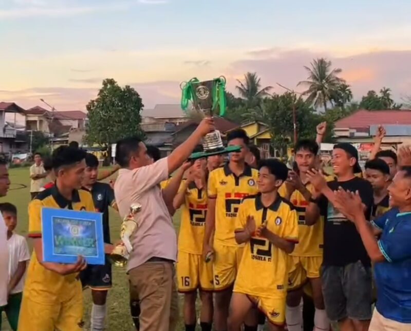 Turnamen Sepak Bola Palapa Cup II 2025 di Lubuk Begalung resmi ditutup oleh Camat Lubeg. (Foto: Ist)