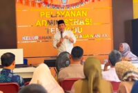 Camat Lubeg Nofiandi Amir mensosialisasikan Perwako No. 16 Tahun 2024 tentang LKK dan program Pengelolaan Sampah Terpadu di Kantor Lurah Tanjung Aua Nan XX, Jumat (3/1/2025). (Foto: Ist)