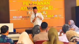 Camat Lubeg Nofiandi Amir mensosialisasikan Perwako No. 16 Tahun 2024 tentang LKK dan program Pengelolaan Sampah Terpadu di Kantor Lurah Tanjung Aua Nan XX, Jumat (3/1/2025). (Foto: Ist)