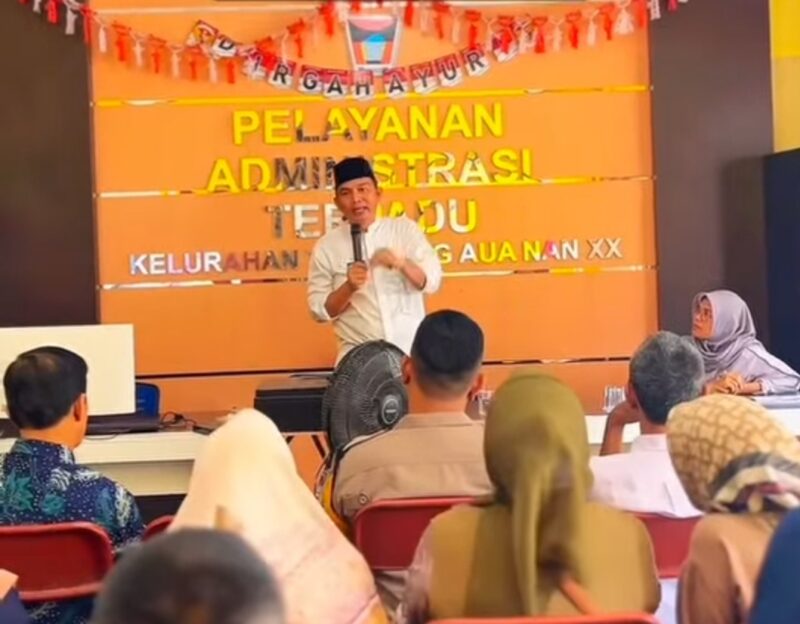 Camat Lubeg Nofiandi Amir mensosialisasikan Perwako No. 16 Tahun 2024 tentang LKK dan program Pengelolaan Sampah Terpadu di Kantor Lurah Tanjung Aua Nan XX, Jumat (3/1/2025). (Foto: Ist)