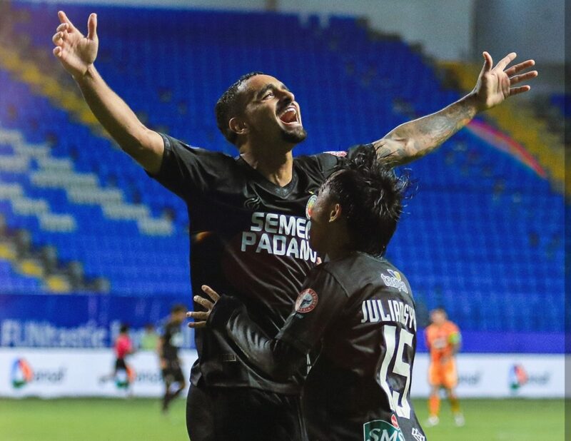 Striker Semen Padang FC, Bruno Gomes selebrasi usai mencetak gol. (Foto: IG @semenpadangfcid)