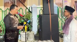 Lurah Lubeg Yusdi melantik Suhardiman sebagai Ketua LPM Kelurahan Lubeg periode 2025-2030. (Foto: Ist)