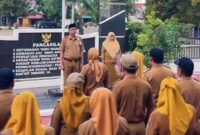 Camat Lubeg Nofiandi Amir memimpin apel pagi ASN di halaman kantor Camat Lubeg, Senin (20/1/2025). (Foto: Ist)
