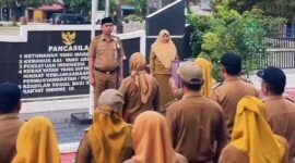 Camat Lubeg Nofiandi Amir memimpin apel pagi ASN di halaman kantor Camat Lubeg, Senin (20/1/2025). (Foto: Ist)